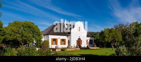 Das Haus wurde im traditionellen, kapholländischen Architekturstil in der historischen Stadt Prince Albert erbaut, die an den nördlichen Ausläufern der Südwestküste liegt... Stockfoto