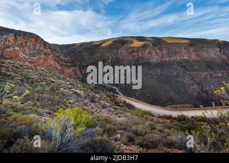 Straße von Prince Albert in die Bergklippen entlang des Swartberg Pass; Westkap, Südafrika Stockfoto