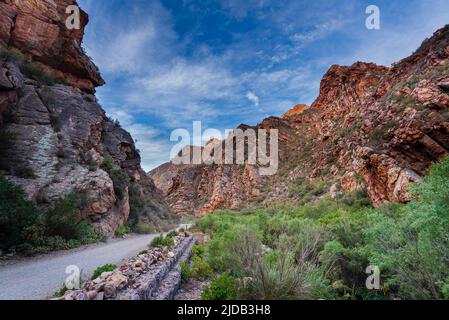 Straße von Prince Albert in die Bergklippen entlang des Swartberg Pass; Westkap, Südafrika Stockfoto