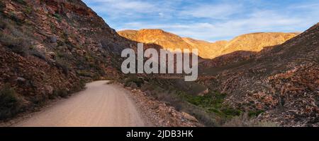 Straße von Prince Albert in die Bergklippen entlang des Swartberg Pass; Westkap, Südafrika Stockfoto