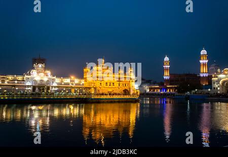 Der Uhrenturm und Eingang im gotischen Stil zum goldenen Tempel (Harmandir Sahib), dem bekanntesten heiligen Gurdwara-Komplex der Sikh Religi... Stockfoto
