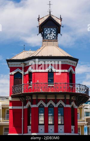 Alter Uhrenturm des ursprünglichen Büros des Hafenkapitäns an der Victoria und Alfred Waterfront in Kapstadt; Kapstadt, Westkap, Südafrika Stockfoto