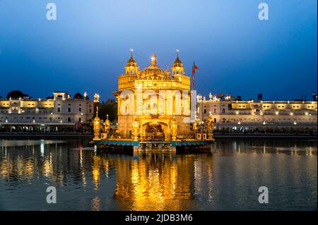 Der goldene Tempel (Harmandir Sahib) der bekannteste heilige Gurdwara-Komplex der Sikh-Religion mit Sarovar (heiliger Pool) Stockfoto