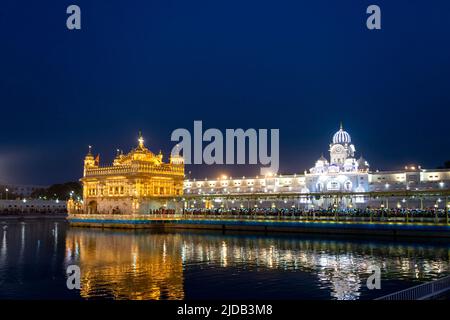 Der Uhrenturm und Eingang im gotischen Stil zum goldenen Tempel (Harmandir Sahib), dem bekanntesten heiligen Gurdwara-Komplex der Sikh Religi... Stockfoto