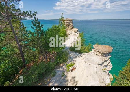 Sandstone rappt über einen Blue Lake im Miners Castle im Pictured Rocks National Lakeshore in Michigan Stockfoto