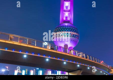 Details einer Fußgängerüberführung und des Oriental Pearl Tower in der Abenddämmerung; Shanghai, Shanghai Shi, China Stockfoto