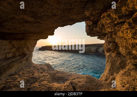 Blick aus der Höhle bei Sonnenuntergang in der Nähe von Ayia Napa; Zypern Stockfoto