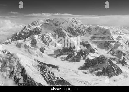 Denali aus 20.000 m Höhe über dem Gipfel des Mt Foraker; Denali National Park and Reserve, Interior Alaska; Alaska, Vereinigte Staaten von Amerika Stockfoto