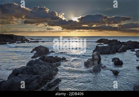 Ein Sonnenuntergang im Atlantik, von der Nordküste von Devon aus gesehen; Südwestengland, Großbritannien, Großbritannien Stockfoto
