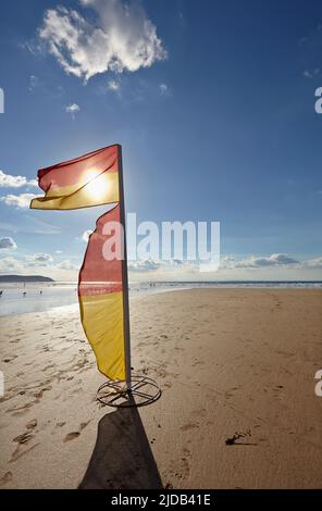 Rettungsschwimmflagge am Strand, die den sicheren Bereich zum Schwimmen am Woolacombe Beach in North Devon markiert; Südwestengland, Großbritannien, Großbritannien Stockfoto