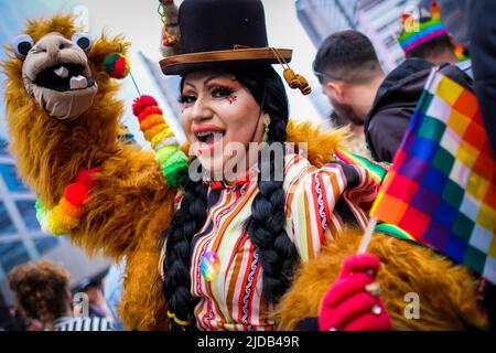 Sao Paulo, Brasilien. 19.. Juni 2022. Die Menschen nehmen an der jährlichen Gay Pride Parade 26. in Sao Paulo Teil. Quelle: Lincon Zarbietti/dpa/Alamy Live News Stockfoto