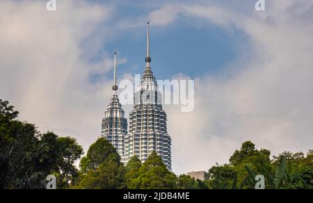 Kuala Lumpur, Malaysia - 16. Juni 2022: Anblick der Türme Petronas in Kuala Lumpur. Die Gipfel der Zwillingstürme oder petronas-Türme an einem sonnigen Tag werden Stockfoto