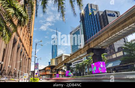 Kuala Lumpur, Malaysia - 18. Juni 2022: Das zweithöchste Gebäude der Welt, das Merdeka 118. Blick auf die Straße mit vorbeifahrenden Einschienenbahn, KL 118 in seinem Stockfoto