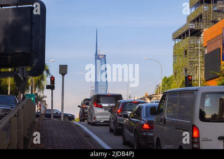 Kuala Lumpur, Malaysia - 8. Juni 2022: Das neue zweithöchste Gebäude der Welt, Merdeka 118. Das neue Symbol hinter einer geschäftigen Kreuzung mit hohem Verkehrsverkehr Stockfoto