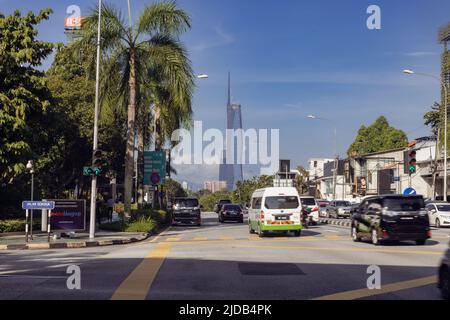 Kuala Lumpur, Malaysia - 8. Juni 2022: Das neue zweithöchste Gebäude der Welt, Merdeka 118. Das neue Symbol hinter einer geschäftigen Kreuzung mit hohem Verkehrsverkehr Stockfoto