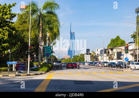 Kuala Lumpur, Malaysia - 8. Juni 2022: Das neue zweithöchste Gebäude der Welt, Merdeka 118. Das neue Symbol hinter einer geschäftigen Kreuzung mit hohem Verkehrsverkehr Stockfoto