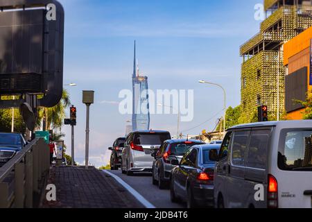 Kuala Lumpur, Malaysia - 8. Juni 2022: Das neue zweithöchste Gebäude der Welt, Merdeka 118. Das neue Symbol hinter einer geschäftigen Kreuzung mit hohem Verkehrsverkehr Stockfoto