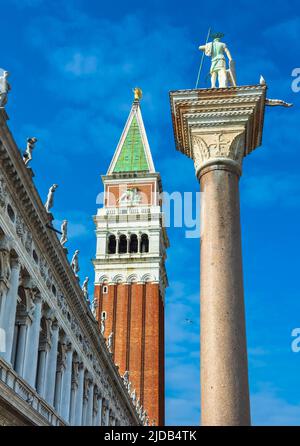 Glockenturm und Säule mit St.. Theodore neben der Marciana Library in St. Markusplatz; Venedig, Venetien, Italien Stockfoto