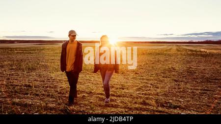 Eine Mutter mit Epilepsie verbringt viel Zeit im Freien mit ihrem Sohn, der an dem Asperger-Syndrom leidet; Westlock, Alberta, Kanada Stockfoto