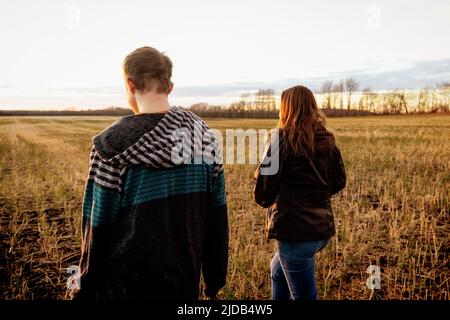 Eine Mutter mit Epilepsie verbringt viel Zeit im Freien mit ihrem Sohn, der an dem Asperger-Syndrom leidet; Westlock, Alberta, Kanada Stockfoto