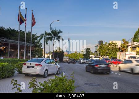 Kuala Lumpur, Malaysia - 8. Juni 2022: Das neue zweithöchste Gebäude der Welt, Merdeka 118. Das neue Symbol hinter einer geschäftigen Kreuzung mit hohem Verkehrsverkehr Stockfoto