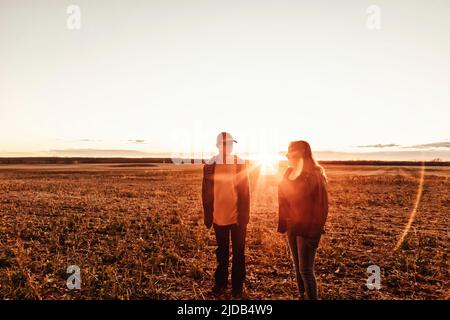 Eine Mutter mit Epilepsie verbringt viel Zeit im Freien mit ihrem Sohn, der an dem Asperger-Syndrom leidet; Westlock, Alberta, Kanada Stockfoto