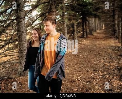 Eine Mutter mit Epilepsie verbringt viel Zeit im Freien mit ihrem Sohn, der an dem Asperger-Syndrom leidet; Westlock, Alberta, Kanada Stockfoto