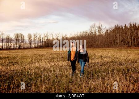 Eine Mutter mit Epilepsie verbringt viel Zeit im Freien mit ihrem Sohn, der an dem Asperger-Syndrom leidet; Westlock, Alberta, Kanada Stockfoto