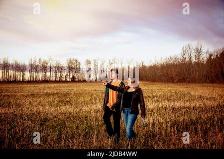 Eine Mutter mit Epilepsie verbringt viel Zeit im Freien mit ihrem Sohn, der an dem Asperger-Syndrom leidet; Westlock, Alberta, Kanada Stockfoto