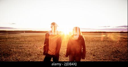 Eine Mutter mit Epilepsie verbringt viel Zeit im Freien mit ihrem Sohn, der an dem Asperger-Syndrom leidet; Westlock, Alberta, Kanada Stockfoto