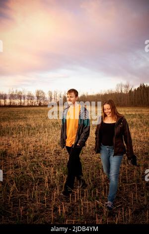 Eine Mutter mit Epilepsie verbringt viel Zeit im Freien mit ihrem Sohn, der an dem Asperger-Syndrom leidet; Westlock, Alberta, Kanada Stockfoto