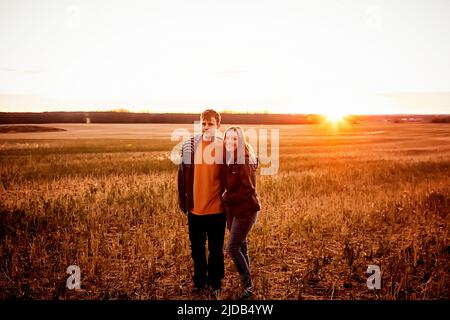 Eine Mutter mit Epilepsie verbringt viel Zeit im Freien mit ihrem Sohn, der an dem Asperger-Syndrom leidet; Westlock, Alberta, Kanada Stockfoto