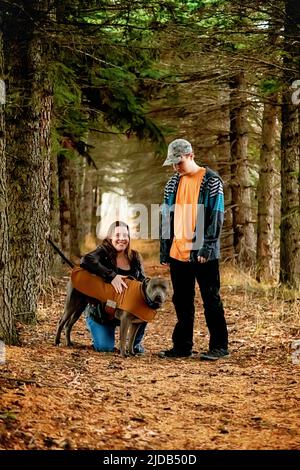 Eine Mutter mit Epilepsie verbringt viel Zeit im Freien mit ihrem Sohn, der an dem Asperger-Syndrom leidet, und seinem Diensthund Westlock, Alberta, Kanada Stockfoto