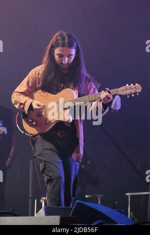 Newport, Großbritannien. 19.. Juni 2022. Joshua Omead Mobaraki, Gitarrist und Synthesizer-Spieler mit der britischen Indie-Rock-Band Wet Leg von der Isle of Wight UK, die live auf der Bühne des Isle of Wight Festivals in Großbritannien auftritt (Foto von Dawn Fletcher-Park/SOPA Images/Sipa USA) Credit: SIPA USA/Alamy Live News Stockfoto