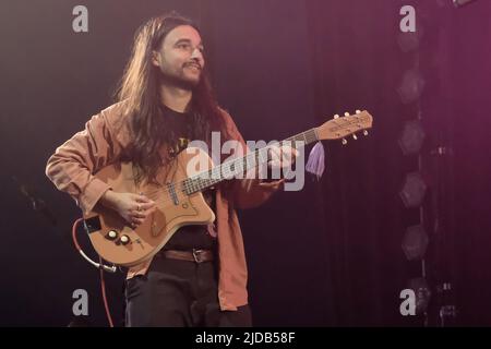 Newport, Großbritannien. 19.. Juni 2022. Joshua Omead Mobaraki, Gitarrist und Synthesizer-Spieler mit der britischen Indie-Rock-Band Wet Leg von der Isle of Wight UK, die live auf der Bühne des Isle of Wight Festivals in Großbritannien auftritt (Foto von Dawn Fletcher-Park/SOPA Images/Sipa USA) Credit: SIPA USA/Alamy Live News Stockfoto