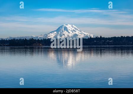 Ein reflektierender Blick auf den Mount Rainer von der Dana Passage, South Puget Sound in Washington, etwa 60 Meilen entfernt Stockfoto