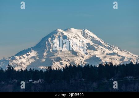 Eine sehr klare Sicht auf Mount Rainier von Dana Passage, South Puget Sound, Washingon, USA; Washington, Vereinigte Staaten von Amerika Stockfoto
