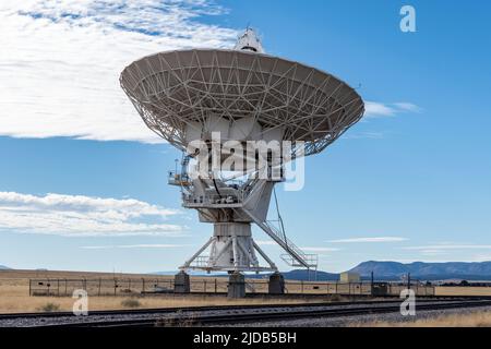 Eines der vielen Radioteleskope rund um das National Radio Astronomy Observatory Very Large Array Complex in New Mexico Stockfoto