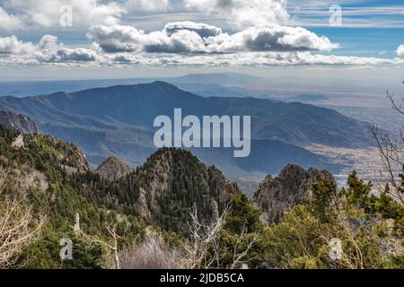Blick auf den Fuße der Sandia Mountains, New Mexico vom Gipfel des Sandia Crest, Sandia Mountains Stockfoto