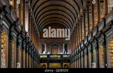 Dublin, Irland - 2. Juni 2022: Der Long Room der alten Bibliothek am Trinity College. Marmorbüsten von großen Menschen und Regale mit antiken zu Stockfoto