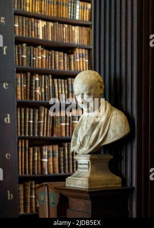 Dublin, Irland - 2. Juni 2022: Der Long Room der alten Bibliothek am Trinity College. Marmorbüsten von großen Menschen und Regale mit antiken zu Stockfoto