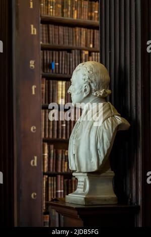 Dublin, Irland - 2. Juni 2022: Der Long Room der alten Bibliothek am Trinity College. Marmorbüsten von großen Menschen und Regale mit antiken zu Stockfoto