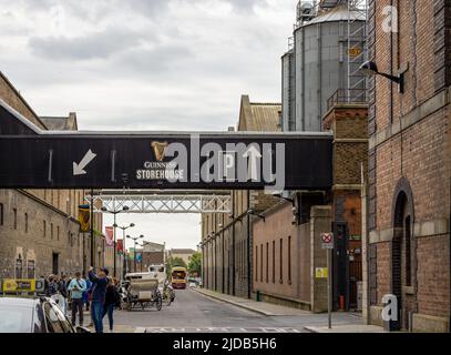 Dublin, Irland - 2. Juni 2022: Guinness Storehouse in Dublin, eine berühmte Touristenattraktion Stockfoto