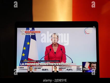 Paris, Frankreich. 20.. Juni 2022. Auf einer in Paris am 20. Juni 2022 abgebildeten Leinwand wird die französische Premierministerin Elisabeth Borne gezeigt, die nach der Bekanntgabe der vorläufigen Ergebnisse der zweiten Runde der französischen Parlamentswahlen eine Rede hält. Das zentristische Bündnis von Präsident Emmanuel Macron führt die französischen Parlamentswahlen an, ohne die absolute Mehrheit in der neuen Nationalversammlung zu gewinnen, berichtete der französische Nachrichtenkanal BFMTV am Sonntag. Kredit: Gao Jing/Xinhua/Alamy Live Nachrichten Stockfoto