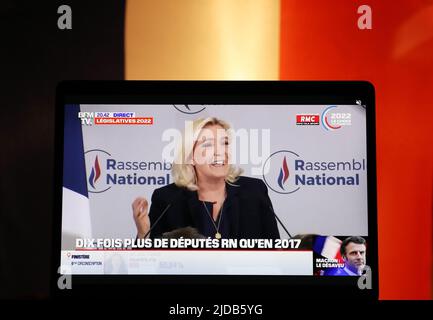 Paris, Frankreich. 20.. Juni 2022. Auf einer in Paris am 20. Juni 2022 abgebildeten Leinwand wird Marine Le Pen, die Vorsitzende der rechtsextremen Nationalversammlung, nach der Bekanntgabe der vorläufigen Ergebnisse der zweiten Runde der französischen Parlamentswahlen eine Rede halten. Das zentristische Bündnis von Präsident Emmanuel Macron führt die französischen Parlamentswahlen an, ohne die absolute Mehrheit in der neuen Nationalversammlung zu gewinnen, berichtete der französische Nachrichtenkanal BFMTV am Sonntag. Kredit: Gao Jing/Xinhua/Alamy Live Nachrichten Stockfoto