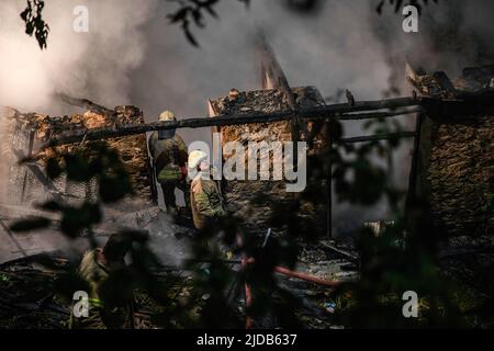 Istanbul, Türkei. 19.. Juni 2022. Während das Feuer von den Feuerwehrleuten gelöscht wurde, wurde festgestellt, dass das Obergeschoss des Holzgebäudes vollständig zu Asche verbrannt war. Das Feuer, das in dem 2-stöckigen Holzgebäude in den Wäldern in der Beylerbeyi Sair Asaf Halet-Croebi-Straße in Uskudar, Istanbul, ausbrach, wurde nach etwa 1 Stunden Eingreifen der Feuerwehrleute unter Kontrolle gebracht. Kredit: SOPA Images Limited/Alamy Live Nachrichten Stockfoto