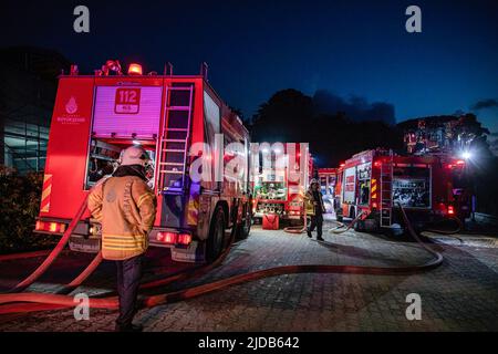 Istanbul, Türkei. 19.. Juni 2022. Feuerwehrleute, die bei der Vorbereitung auf die Brandlöschung neben den Löschfahrzeugen gesehen wurden. Das Feuer, das in dem 2-stöckigen Holzgebäude in den Wäldern in der Beylerbeyi Sair Asaf Halet-Croebi-Straße in Uskudar, Istanbul, ausbrach, wurde nach etwa 1 Stunden Eingreifen der Feuerwehrleute unter Kontrolle gebracht. Kredit: SOPA Images Limited/Alamy Live Nachrichten Stockfoto