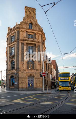 Dublin, Irland - 1. Juni 2022: Das von James entworfene D'Olier Chambers-Gebäude an der Ecke der D'Olier Street und Hawkins Street in Dublin, Irland Stockfoto