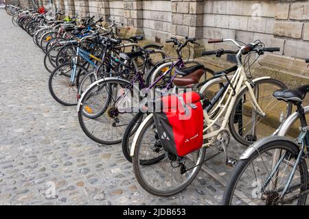 Dublin, Irland - 2. Juni 2022: Fahrräder, die im Trinity College, Dublin, Irland, geparkt sind Stockfoto