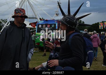 Isle of Wight Music Festival, Seaclose Park, Sonntag, Menschenmengen versammeln sich, Menschen feiern, Tolle Zeit auf dem berühmten Festival 2022 Stockfoto